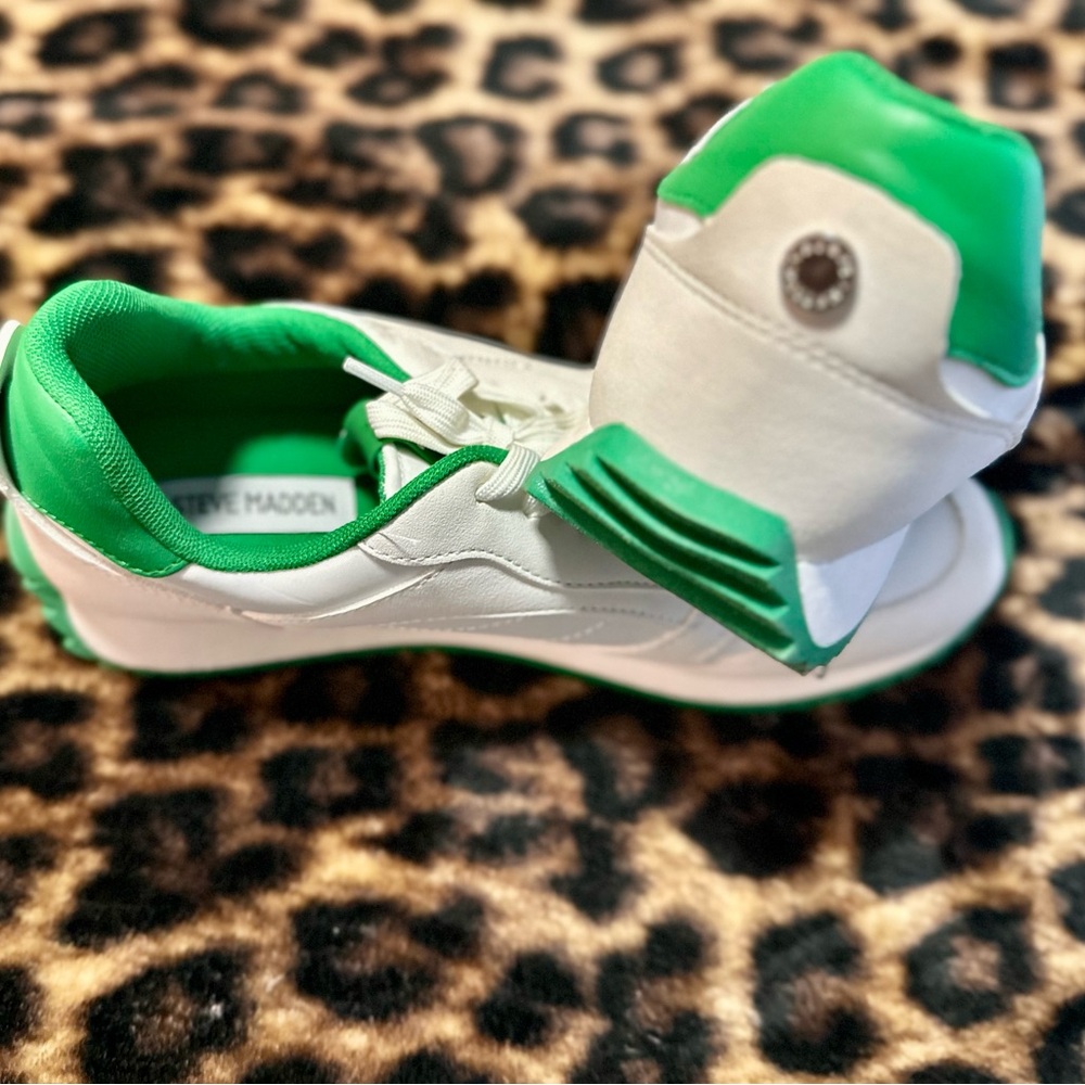 Steve Madden Tennis Shoes in EUC
